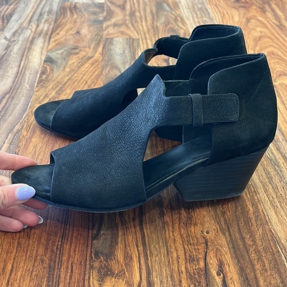 Eileen Fisher Iris Black Tumbled Nubuck Heeled Cut Out Sandal Size 8.5 - Picture 9 of 12